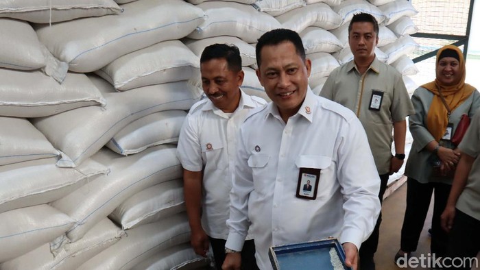 Direktur Utama Perum Bulog Budi Waseso mengunjungi Gudang Bulog Gedebage, Bandung, Selasa (3/2). Buwas memastikan stok beras untuk Idul Fitri 2020 aman.