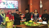 Tumpeng kerap jadi pelengkap acara syukuran, seperti ketika Mohammad Idris bertandang ke Kantor DPRD Depok. Ia datang dalam rangka HUT DPRD Kota Depok di tahun 2018. Foto: Instagram idrisashomad