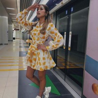 Jessica Iskandar memilih gaya yang lebih feminin dengan mini dress bermotif daun. Tak lupa dirinya menyempurnakan tampilannya dengn sepatu sneakers putih. Foto: Instagram @inijedar
