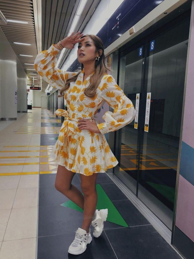 Jessica Iskandar memilih gaya yang lebih feminin dengan mini dress bermotif daun. Tak lupa dirinya menyempurnakan tampilannya dengn sepatu sneakers putih. Foto: Instagram @inijedar