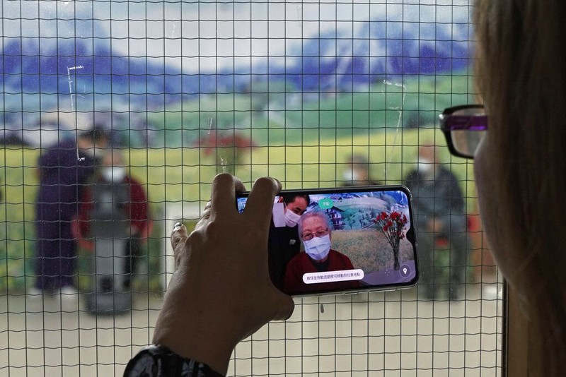 Virus corona telah menginfeksi puluhan ribu orang di berbagai negara di dunia. Di Hong Kong robot canggih pun dikerahkan guna lindungi para lansia dari COVID-19