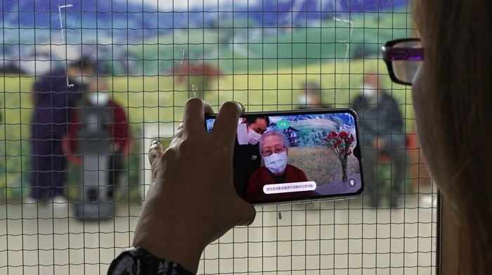 Virus corona telah menginfeksi puluhan ribu orang di berbagai negara di dunia. Di Hong Kong robot canggih pun dikerahkan guna lindungi para lansia dari COVID-19