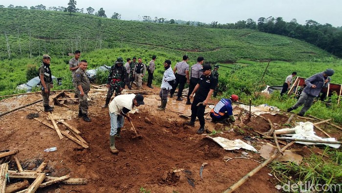 Petugas gabungan menutup belasan lubang galian emas ilegal di Kabupaten Sukabumi. Polisi juga turut amankan 8 orang yang diduga terlibat aktivitas tersebut.