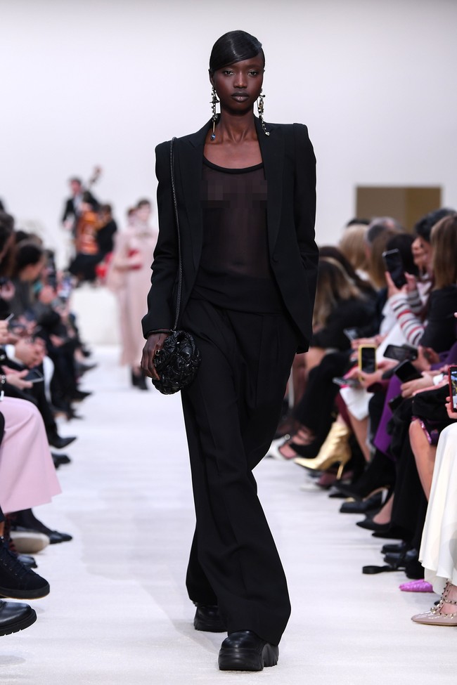 Valentino menyuguhkan koleksi busana yang didominasi warna hitam di Paris Fashion Week 2020, Paris, Prancis, Minggu [01/03/2020]. Photo by Pascal Le Segretain/Getty Images.