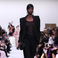 Valentino menyuguhkan koleksi busana yang didominasi warna hitam di Paris Fashion Week 2020, Paris, Prancis, Minggu [01/03/2020]. Photo by Pascal Le Segretain/Getty Images.
