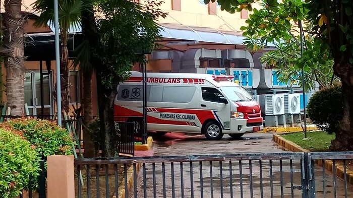 Satu unit mobil ambulans Puskesmas Kecamatan Cilandak, Jakarta Selatan,  merapat ke Gedung Isolasi RSPI Sulianti Saroso. Ambulans itu terlihat menurunkan satu orang ke Gedung Isolasi.