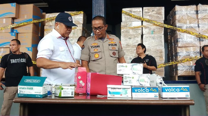 Polda Metro Jaya menggelar inspeksi mendadak atau sidak peredaran masker di Pasar Pramuka, Jakarta Timur. Polisi menemukan peredaran masker yang tidak sesuai standar nasional Indonesia (SNI).
