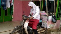 Lia berjualan papeda sejak lima tahun lalu. Namun dia baru berpenampilan nyentrik setahun belakangan ini. Bukan tanpa alasan, penampilan Lia itu sengaja untuk menarik calon pembeli.