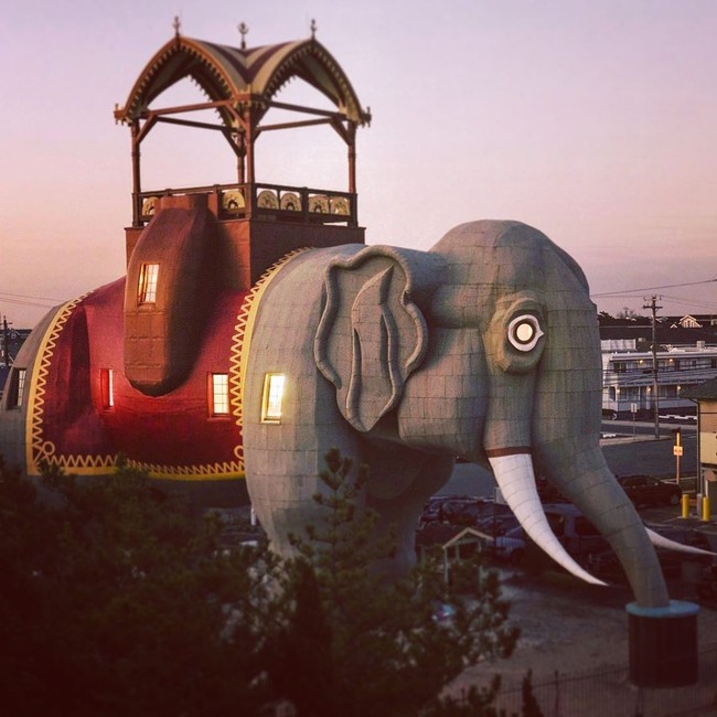 Bangunan unik berbentuk gajah ini terletak di garis pantai Margate City, New Jersey, Amerika Serikat. Bangunan ini merupakan bangunan landmark nasional bersejarah pertama yang terdaftar di Airbnb. Foto: Instagram Lucy The Elephant