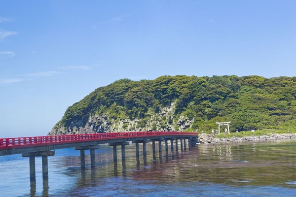 Selain itu traveler juga bisa melihat pulau tetangga bernama Oshima yang juga punya tebing berbentuk sarang lebah. (Foto: iStock) Selain itu traveler juga bisa melihat pulau tetangga bernama Oshima yang juga punya tebing berbentuk sarang lebah. (Foto: iStock)