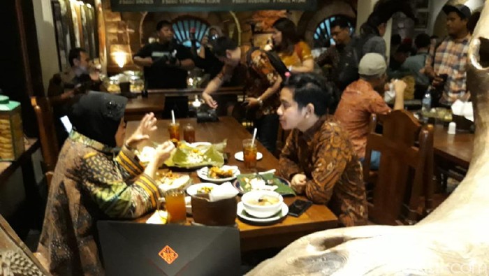 Gibran Rakabuming Raka bertemu dengan Tri Rismaharini di Solo, Rabu (4/3/2020).