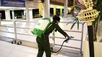 Selain itu, penyemprotan desinfektan terhadap seluruh fasilitas/peralatan/ perangkat khususnya pada area yang sering disentuh, setelah operasional bandara selesai juga dilakukan. Istimewa/Dok. Angkasa Pura I.