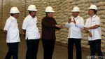 Senyum Erick Thohir Saat Cek Pasokan Beras Bulog di Kelapa Gading