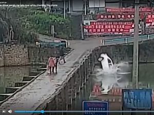 Byurr... Pria Ini Kecelakaan Nyemplung Sungai Beberapa Menit Habis Dapat SIM