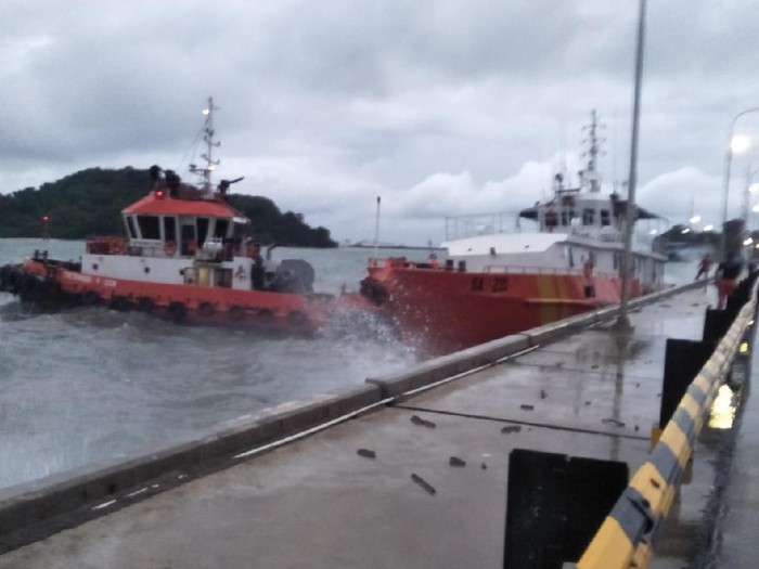 Kapal milik Basarnas Banten terhempas ombak akibat cuaca buruk (dok. Istimewa)