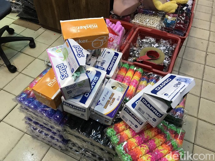 Polres Pangkalpinang gerebek kios yang jual masker Rp 250 ribu per boks (Deny Wahyono/detikcom)