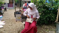 Seragam sekolah yang dipakai Lia pun berganti tiap harinya. Dari seragam SD merah putih, seragam SMA putih abu-abu, Pramuka, bahkan baju gamis ala ibu-ibu sosialita.