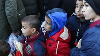 Sejumlah anak terlihat ikut serta dalam perjalanan menuju ke Benua Biru tersebut. AP Photo/Darko Bandic.