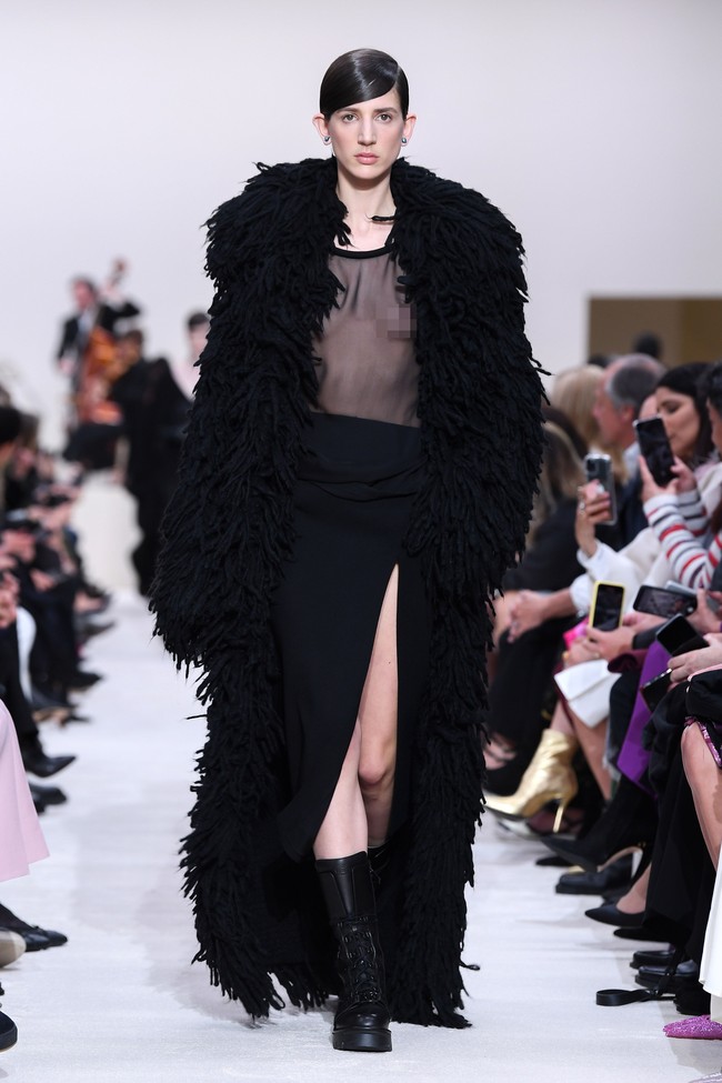 Valentino menyuguhkan koleksi busana yang didominasi warna hitam di Paris Fashion Week 2020, Paris, Prancis, Minggu [01/03/2020]. Photo by Pascal Le Segretain/Getty Images.