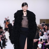 Valentino menyuguhkan koleksi busana yang didominasi warna hitam di Paris Fashion Week 2020, Paris, Prancis, Minggu [01/03/2020]. Photo by Pascal Le Segretain/Getty Images.
