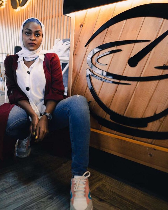 Meskipun kini lagu Bin Mecca telah dihapus dari saluran YouTube, video tersebut masih muncul di platform lain di media sosial. Video musik itu pun mendapat kritik luas secara online. Banyak pengguna Twitter tidak menganggap Asayel Slay sebagai gadis Mekah karena ia diduga keturunan Eritrea dan berkulit gelap.Foto: Instagram @asayelslay