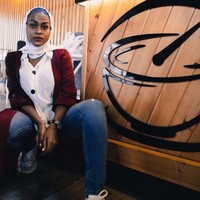 Meskipun kini lagu Bin Mecca telah dihapus dari saluran YouTube, video tersebut masih muncul di platform lain di media sosial. Video musik itu pun mendapat kritik luas secara online. Banyak pengguna Twitter tidak menganggap Asayel Slay sebagai gadis Mekah karena ia diduga keturunan Eritrea dan berkulit gelap.Foto: Instagram @asayelslay