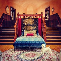 Kamu bisa melihat tempat tidurnya yang terlihat sangat nyaman dan unik karena letaknya di antara dua buah tangga. Jika beruntung, para pengunjung yang menginap juga akan mendapatkan sarapan yang diantar langsung oleh koki asli Jersey di sana sehingga para pengunjung bisa bersantai menikmati sarapan sambil disuguhkan dengan pemandangan Margate Beach dan Atlantic Ocean. Foto: Instagram Lucy The Elephant