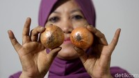 Harga bawang bombay di Pasar Rumput bahkan naik hingga Rp 160 ribu per kilogram dari harga awal hanya Rp 15 ribu. Sementara harga temulawak naik menjadi Rp 50 ribu per kilogram dari semula hanya Rp 15 ribu.