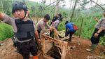 Petugas Gabungan Tutup Lubang Tambang Emas Ilegal di Sukabumi