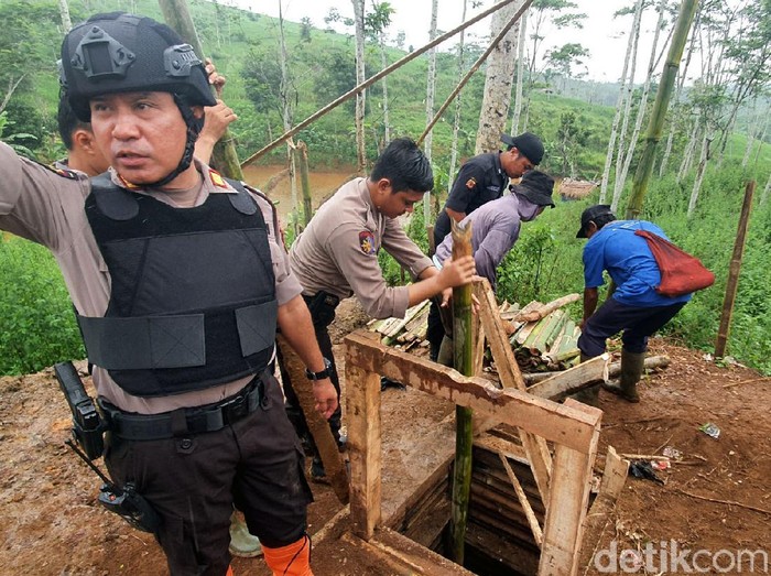 Petugas Gabungan Tutup Lubang Tambang Emas Ilegal di Sukabumi Petugas gabungan menutup belasan lubang galian emas ilegal di Kabupaten Sukabumi. Polisi juga turut amankan 8 orang yang diduga terlibat aktivitas tersebut.