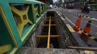 Diketahui trotoar di jembatan ini telah berlubang lebih dari sepekan.