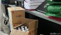 Sedangkan dari pelaku Merriyati, polisi mengamankan barang bukti berupa Hand Sanitizer sebanyak 13 kardus (1 kardus isi 16 botol) dan handphone.