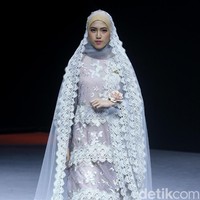 Fashion show Barli Asmara menampilkan koleksi terbaru bertajuk Neelakurinji di Muslim Fashion Festival 2020, Jakarta Convention Center, Jakarta, Sabtu [22/2/2020]. Foto: Mohammad Abduh/Wolipop.