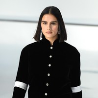 Inilah penampilan Jill Kortleve di fashion show Chanel yang digelar pada hari terakhir Paris Fashion Week Fall 2020, Selasa (3/3/2020). Berlenggang dalam balutan busana bernuansa monokrom, Jill Kortleve menoreh prestasi penting.  Ia menjadi model plus-size pertama yang tampil di catwalk Chanel dalam 10 tahun terakhir. Penampilan Jill ini mengulang momen Crystal Renn sebagai satu-satunya model plus-size yang disertakan dalam fashion show Chanel koleksi Cruise pada 2010 lalu. (Foto: Getty Images/Pascal Le Segretain)