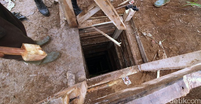 Petugas Gabungan Tutup Lubang Tambang Emas Ilegal di Sukabumi Petugas gabungan menutup belasan lubang galian emas ilegal di Kabupaten Sukabumi. Polisi juga turut amankan 8 orang yang diduga terlibat aktivitas tersebut.