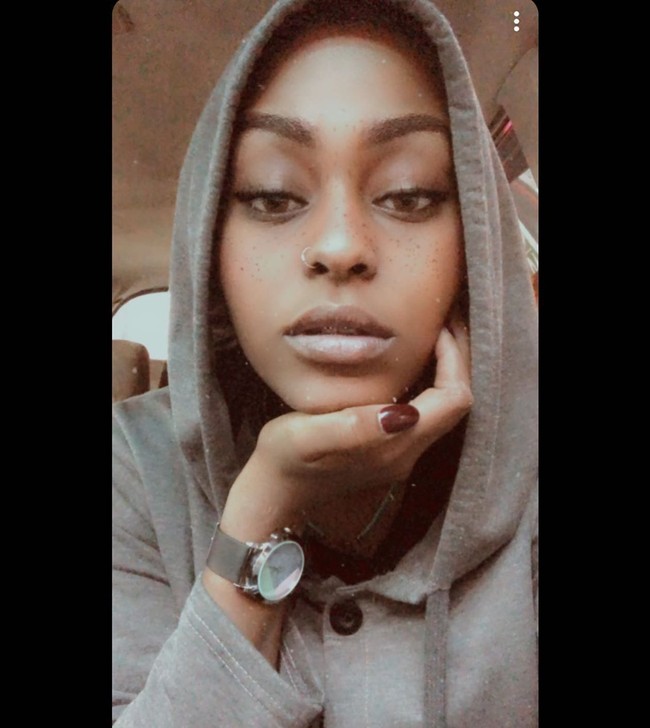 Cukup dengan kebobrokan ini. Saya berharap hukuman untuk wanita Afrika ini akan dipenjara kemudian mendeportasinya kembali ke negaranya, kritik netizen. Foto: Instagram @asayelslay