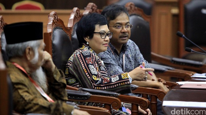 Sidang uji formil UU KPK kembali digelar di Gedung Mahkamah Konstitusi. Sejumlah saksi ahli mulai dari pakar hukum hingga ahli filsafat dihadirkan di sidang itu
