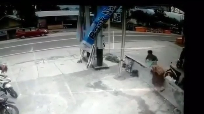 Viral ibu-ibu dijambret di Padang Pariaman (Screenshot video viral)