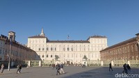 Di sisi utara Piazza Castello adalah Istana Palazzo Reale di Torino dan museum senjata Armeria Reale di sebelah kanannya (Fitraya/detikcom)