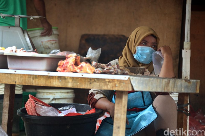 Antisipasi virus Corona, warga mulai menggunakan masker saat berbelanja di Pasar Tradisional Kebayoran Lama. Kondisi pasar sendiri masih normal.