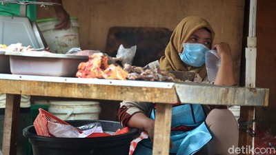 Suasana Pasar Tradisional Kebayoran Lama Masih Normal