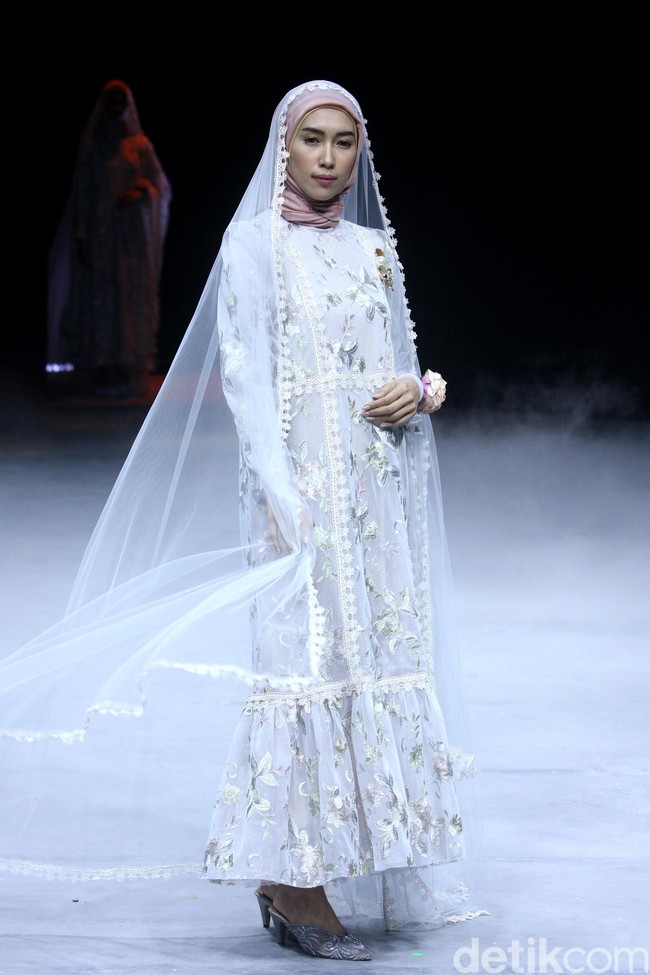Fashion show Barli Asmara menampilkan koleksi busana terbaru bertajuk Neelakurinji di Muslim Fashion Festival 2020, Jakarta Convention Center, Jakarta, Sabtu [22/2/2020]. Foto: Mohammad Abduh/Wolipop.