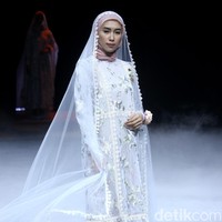 Fashion show Barli Asmara menampilkan koleksi busana terbaru bertajuk Neelakurinji di Muslim Fashion Festival 2020, Jakarta Convention Center, Jakarta, Sabtu [22/2/2020]. Foto: Mohammad Abduh/Wolipop.