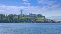 Jika traveler ingin melihat megahnya tebing ini dari lautan, traveler juga bisa naik kapal pesiar. Melalui tur kapal pesiar ini, traveler tak hanya berkesempatan untuk melihat tebing dari dekat. (Foto: iStock)