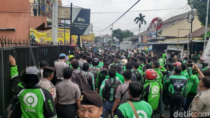 Driver ojol mendatangi kantor DC di Jalan Wahid Hasyim, Depok, Sleman, Rabu (4/3/2020).