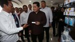 Kunjungi Kimia Farma, Erick Thohir Cek Suhu Tubuh