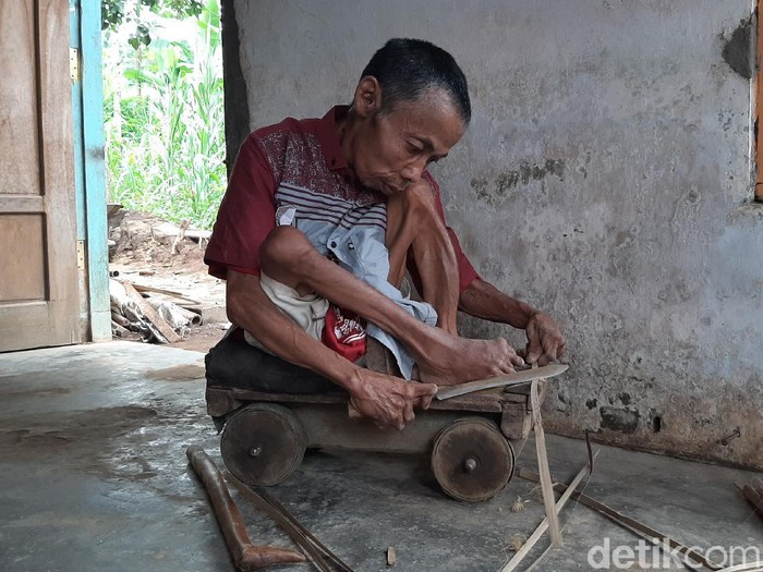 Turiyan (47) lahir sebagai laki-laki normal hingga kelas 2 SD. Namun saat bermain di sungai, ia terjepit batu hingga kakinya cacat permanen.