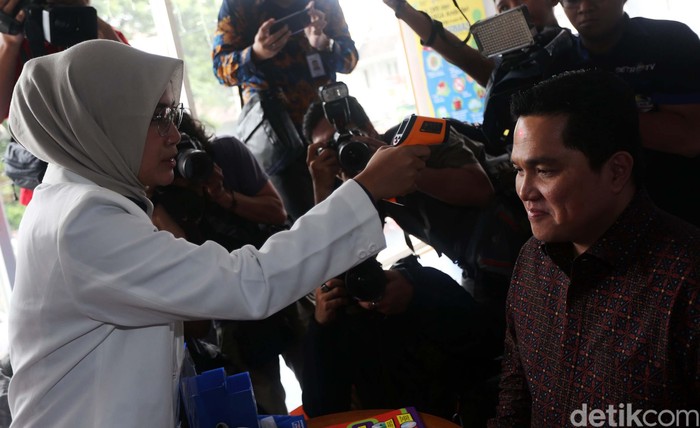 Kunjungi Kimia Farma, Erick Thohir Cek Suhu Tubuh Menteri BUMN Erick Thohir meninjau Apotek Kimia Farma di Menteng Huis, Jakarta Pusat. Erick Tohir sempat dicek suhu tubuhnya.