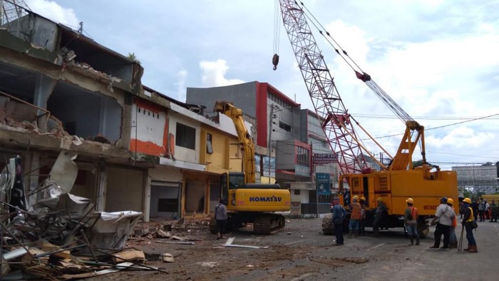 21 Ruko dekat Jalan Ambles di Jember Mulai Dirobohkan