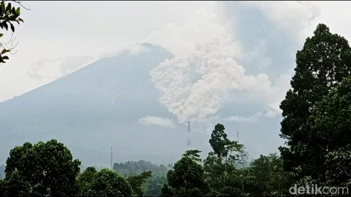 Semeru juga Bergejolak Luncurkan Awan Panas Gunung Semeru di Lumajang Jawa Timur juga mengelurkan luncuran awan panas sejauh 3 kilometer dari puncaknya.